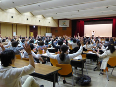 東日本大震災復興支援ソング「花は咲く」に合わせて行ったレインボー体操