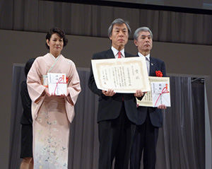 「家の光文化賞」受賞　ＪＡ小松市　中央：西沢組合長、右：山根専務、左：数左女性部長
