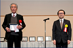 表彰の盾を持つ前川幸久代表(左)