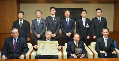 ＜日本農業賞石川県代表の（株）ヤマジマ　川田さん（前列左から２人目）、北村さん（同３人目）＞