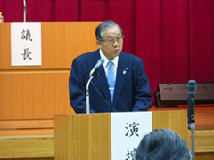 ＜挨拶をする上坂 英善 会長＞