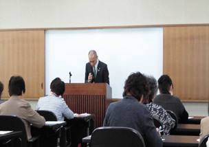 ＜講義を行った　山岸審査役＞